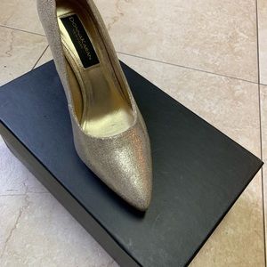 Donna Karan Gold Pump size 7.5 in Metallic leather